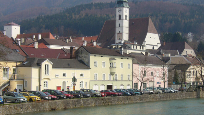 Scheibbs Blick Richtung Südosten zur Altstadt, davor die Erlauf